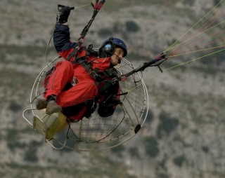 piloto disfrutando de un vuelo en paramotor.jpg